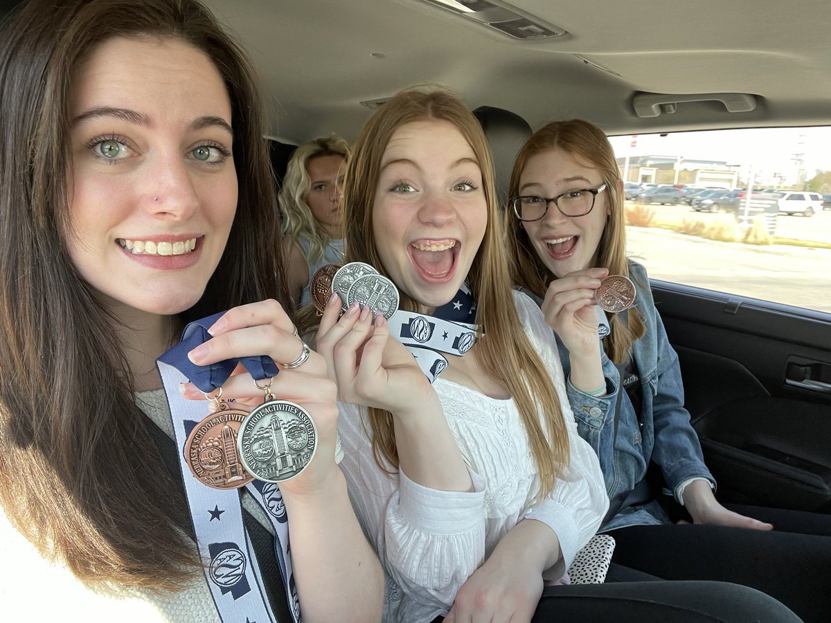 BurkeJournalism's tweet photo. Congrats to our State Journalism winners! 🐾🐾
Kayla: 2nd- entertainment review; 6th- editorial writing
Sammy: 2nd- broadcasting news story; 2nd- column review; 7th- entertainment review 
Carly: 3rd- column review
@burke_athletics @drasmussen43 @OPS_Burke https://t.co/xsm06VcHBG