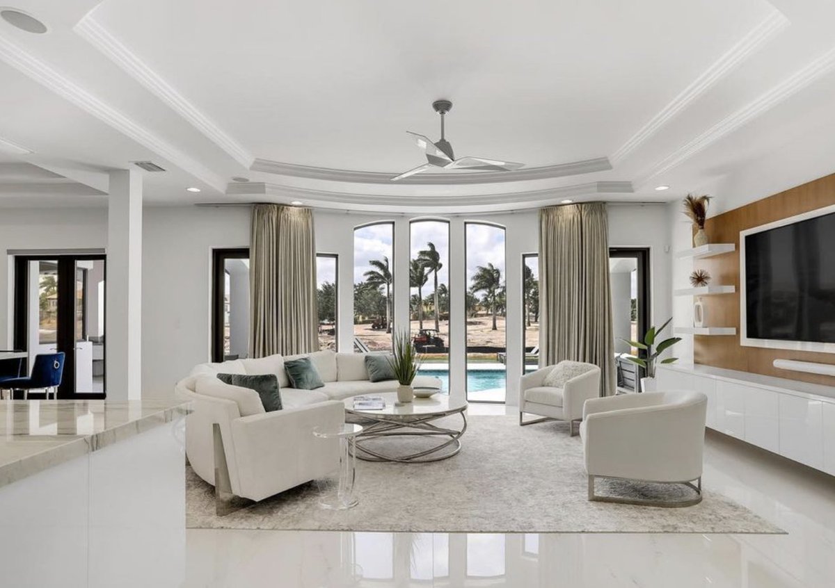 ONESIR's tweet photo. Boca Raton is calling. This residence has expansive water and golf course views, featuring a home office, media room, resort style pool and much more. #ONESIRListing #BocaRatonRealEstate 7645 Fenwick Pl, Boca Raton $5,950,000. Listed by Mark Nestler and John Poletto. https://t.co/AozvudQOEz