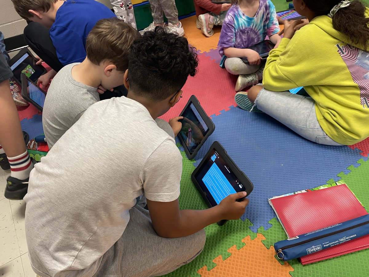 cyoungmoore76's tweet photo. Nothing better than having a buddy...5th Grade/Kindergarten Buddies working on their Clips projects about Insects! #creationatbaileystation #studentleaders @BaileyBears05 @cville_schools https://t.co/i2SAD2oKzn