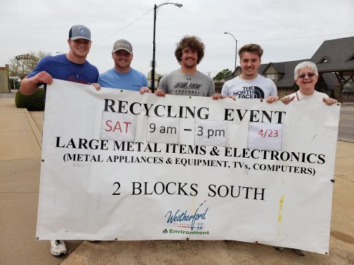 SWOSUFootball's tweet image. The DAWGS had a great time helping out @ Weatherford Recycling Center this past weekend! Thank you for having us out! 🐶♻️ 

#1More #DAWGS