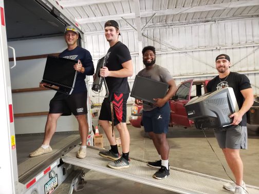 SWOSUFootball's tweet image. The DAWGS had a great time helping out @ Weatherford Recycling Center this past weekend! Thank you for having us out! 🐶♻️ 

#1More #DAWGS