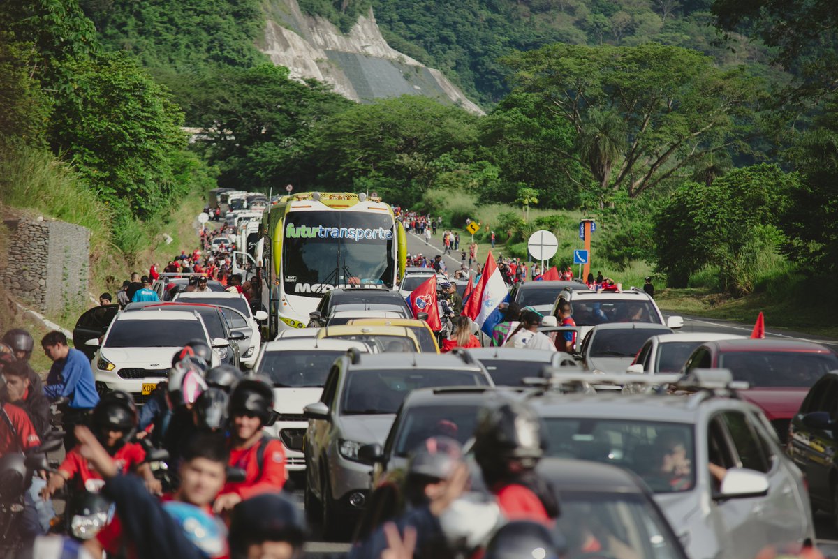 DIM_Oficial's tweet photo. [🛣❤️💙] El que arrastra gente sin compasión… 🎶🎵
#CaravanaPoderosa
#MásFuertesJuntos ✊ https://t.co/S099sp0qsm