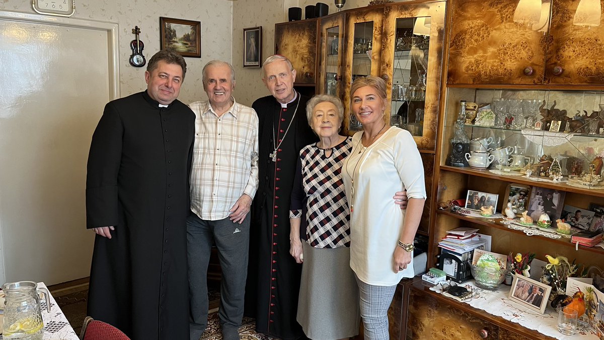 PiotrLibera's tweet photo. Po niespełna 7 latach mogłem znów wizytować parafię św. Maksymiliana Kolbe w Sierpcu. Dziękuję za ciekawe spotkania i rozmowy. Opatrzność Boża niech czuwa nad wami i strzeże w tych niespokojnych czasach. https://t.co/zXuY2Vk5Wm