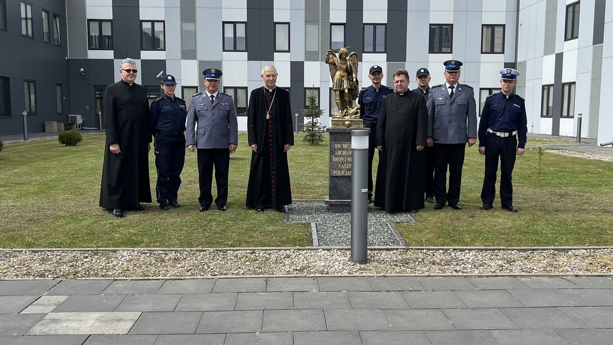 PiotrLibera's tweet photo. Po niespełna 7 latach mogłem znów wizytować parafię św. Maksymiliana Kolbe w Sierpcu. Dziękuję za ciekawe spotkania i rozmowy. Opatrzność Boża niech czuwa nad wami i strzeże w tych niespokojnych czasach. https://t.co/zXuY2Vk5Wm