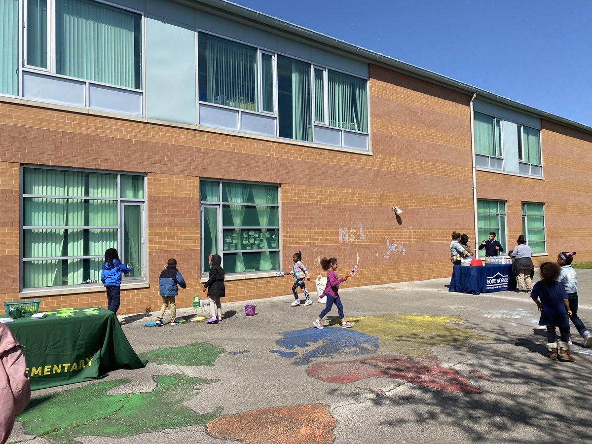 blythebernhard's tweet photo. Pure joy at the first in-person event for parents at Nance Elementary in two years @SLPS_INFO @HomeWorksVisit https://t.co/Dr40NbDOZj