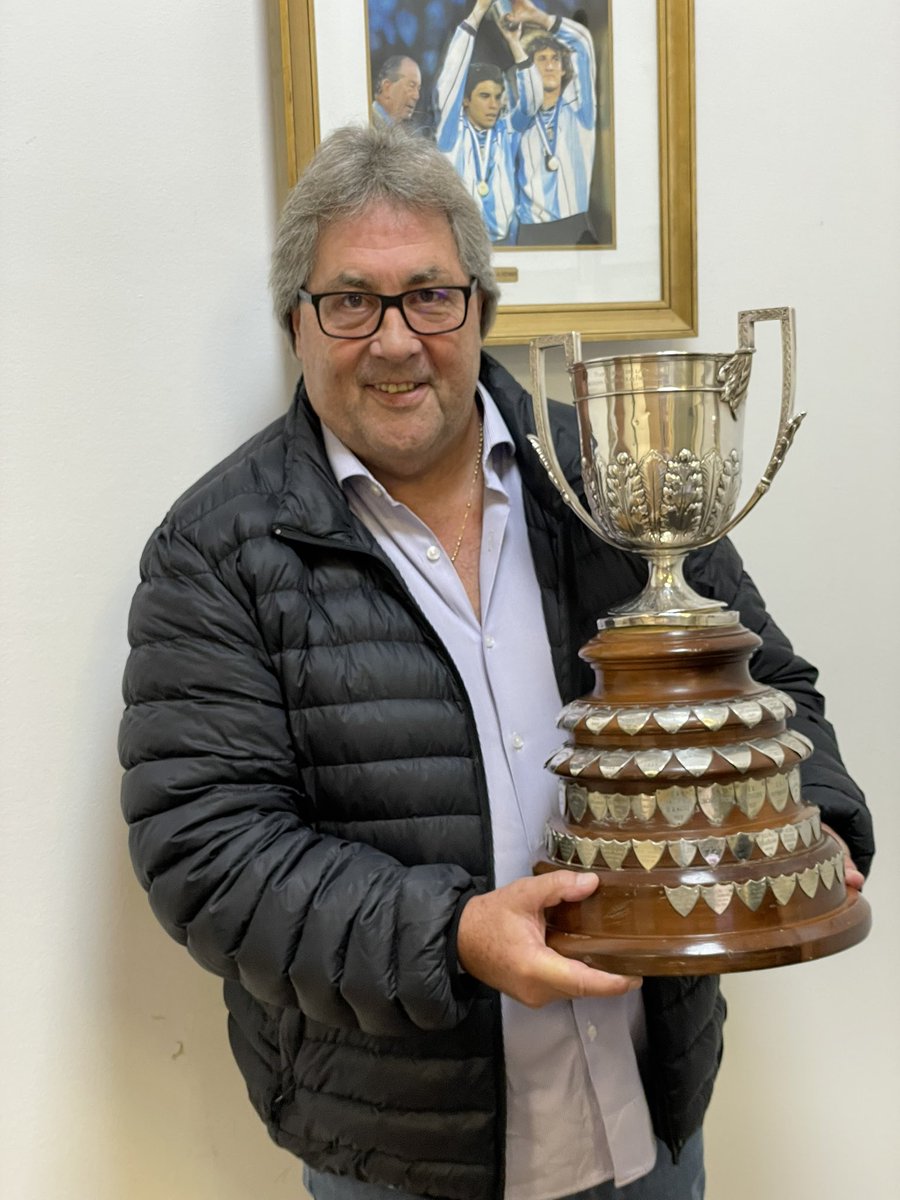 HectorToreLopez's tweet photo. Agradezco a las autoridades de @AFA en especial a @tapiachiqui para que podamos contar con el Trofeo obtenido en el Metropolitano 1969, para exhibir en los próximos festejos por el #116AñosChacarita🇾🇪
@CulturaCAChJrs @ChacaMacfut https://t.co/lRDv9lIhNb