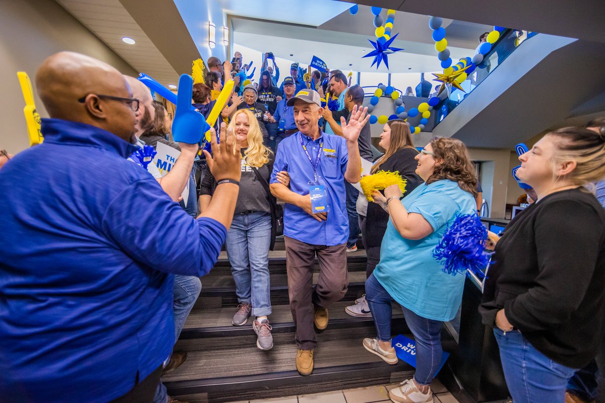 JBHuntDrivers's tweet photo. There's nothing we love more than celebrating our drivers! Congratulations on your #MillionMileMoment! #JBHMM https://t.co/U9X8brjXkK