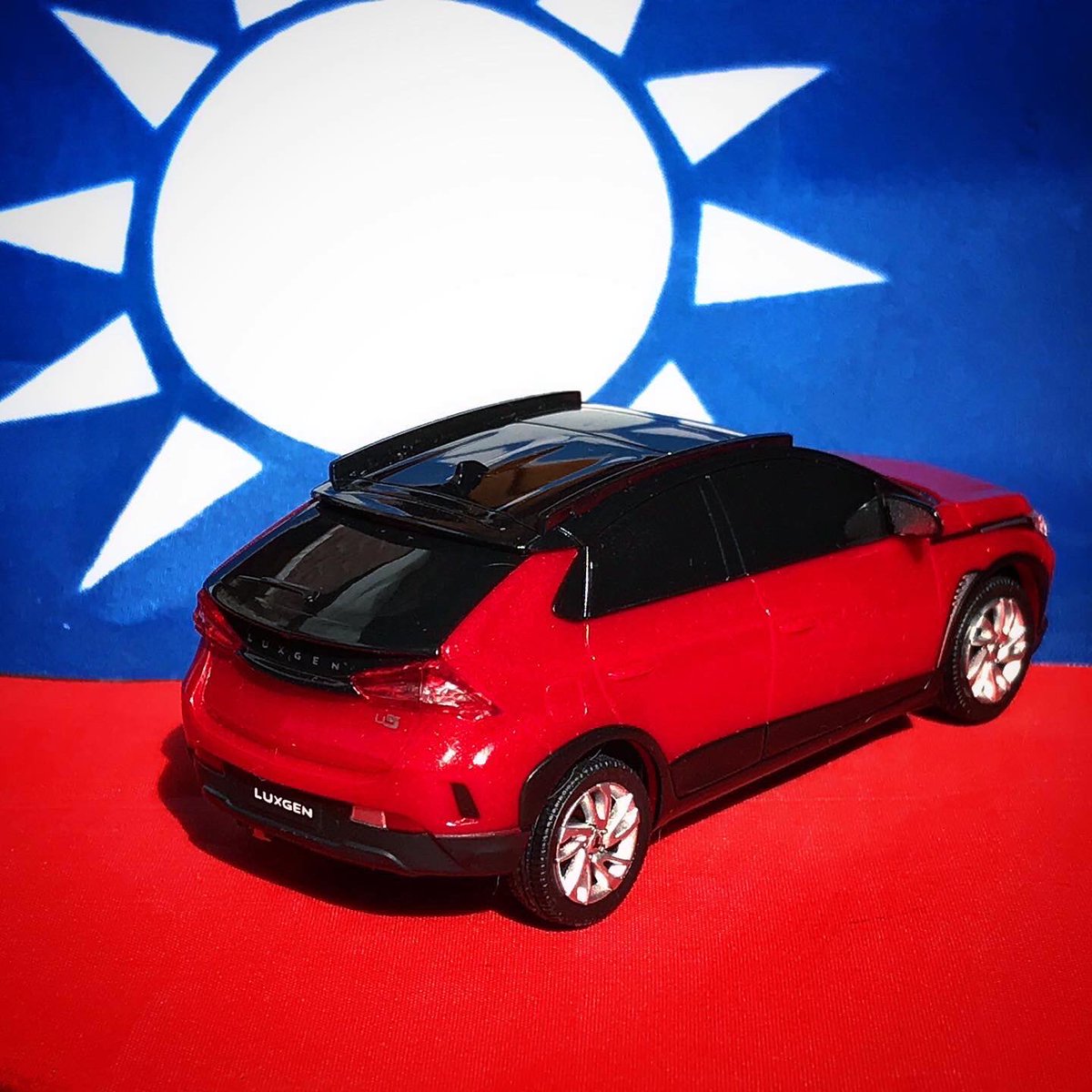 RiveraNotario's tweet photo. #Luxgen is a carmaker from the independent and democratic #Taiwan! 🇹🇼When I found this 1/43 model I had to get it, even though it’s plastic and has no interior. It is a Luxgen U5, and it came in a promotional box, probably for dealerships in Mainland China https://t.co/5lWE4ELLly https://t.co/A31x48QGEf