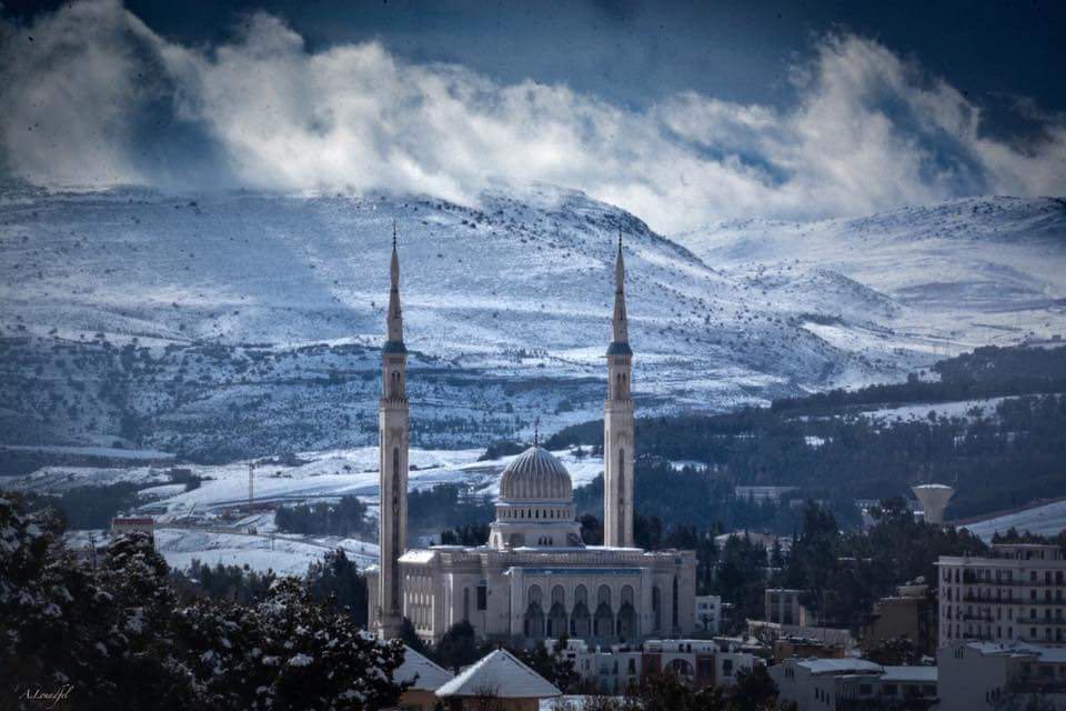 EmirDjazair's tweet photo. Vous l’avez peut-être vu 100fois mais c’est la plus belle mosquée d’Algérie https://t.co/cR6r6QsNyM