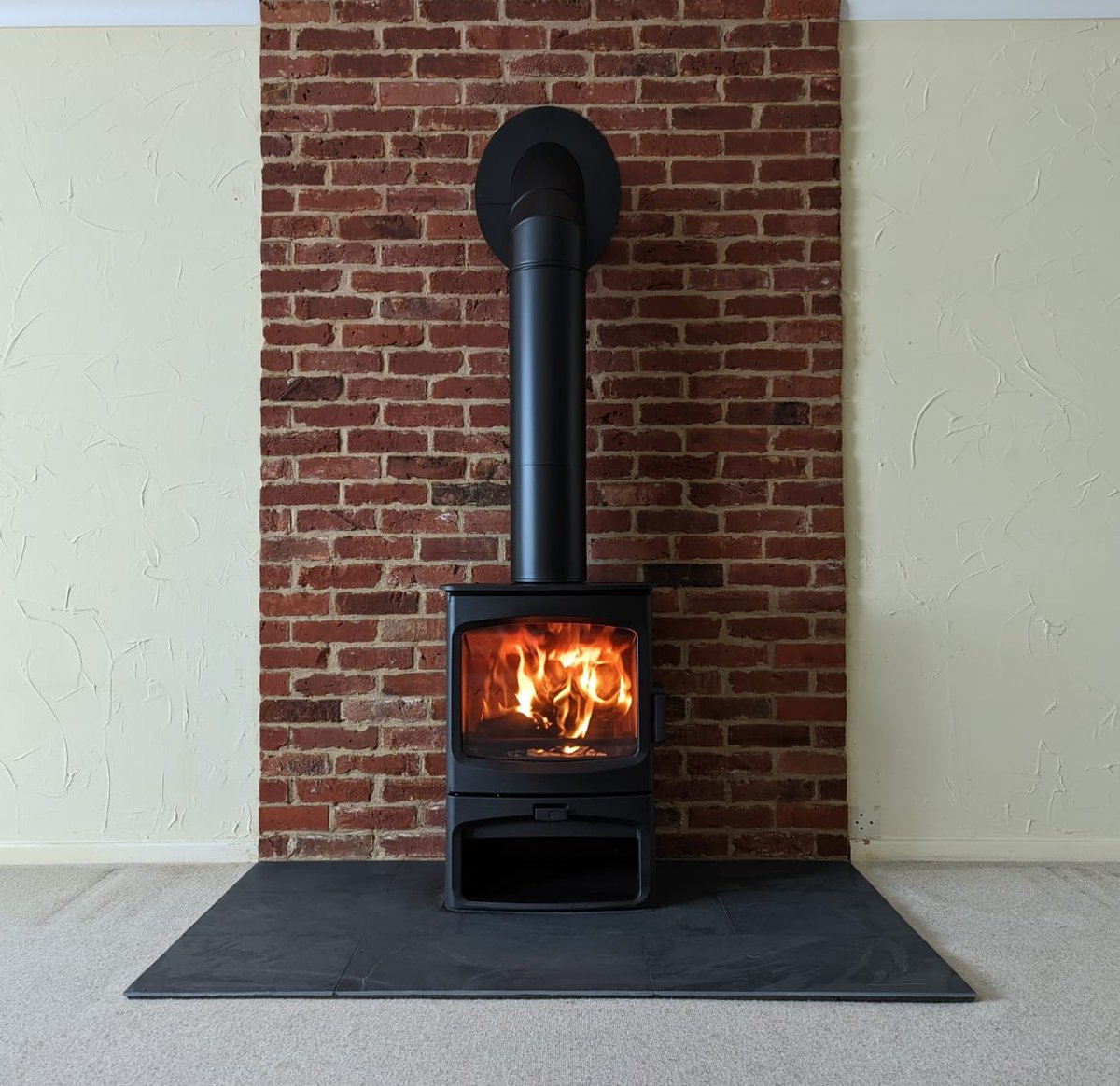 ScarlettFires's tweet photo. One of our installations from last week!
A reclaimed stock brick slip wall with a natural slate tiled hearth, featuring a Charnwood Aire 7 stove a store stand!
#scarlettfireplaces #battlesbridge
#essex #rayleigh #charnwoodstoves
#isleofwight #buybritish #ecodesignready https://t.co/sri9DWqZg7