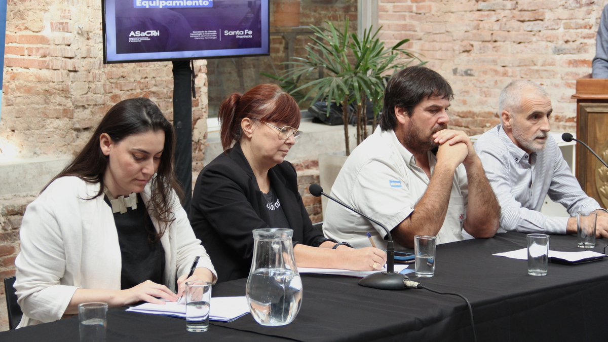 CienciaSantaFe's tweet photo. #TransformarSantaFe | En #SantaFe, compartimos el 1er. coloquio "50 ideas para el futuro de la ciencia santafesina".

🔬 Junto a representantes de la academia, la ciencia y la tecnología, intercambiamos propuestas para potenciar la investigación y el desarrollo en la provincia. https://t.co/9L35JmUZWG