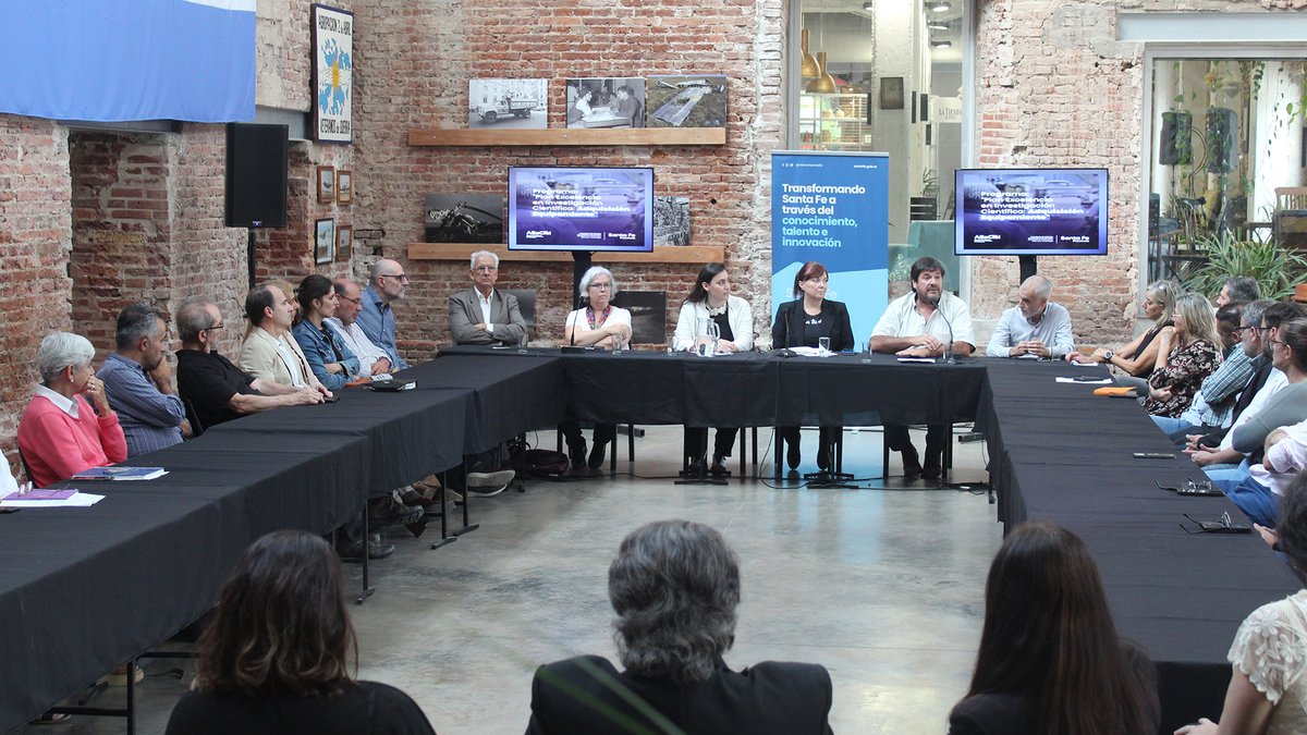 CienciaSantaFe's tweet photo. #TransformarSantaFe | En #SantaFe, compartimos el 1er. coloquio "50 ideas para el futuro de la ciencia santafesina".

🔬 Junto a representantes de la academia, la ciencia y la tecnología, intercambiamos propuestas para potenciar la investigación y el desarrollo en la provincia. https://t.co/9L35JmUZWG