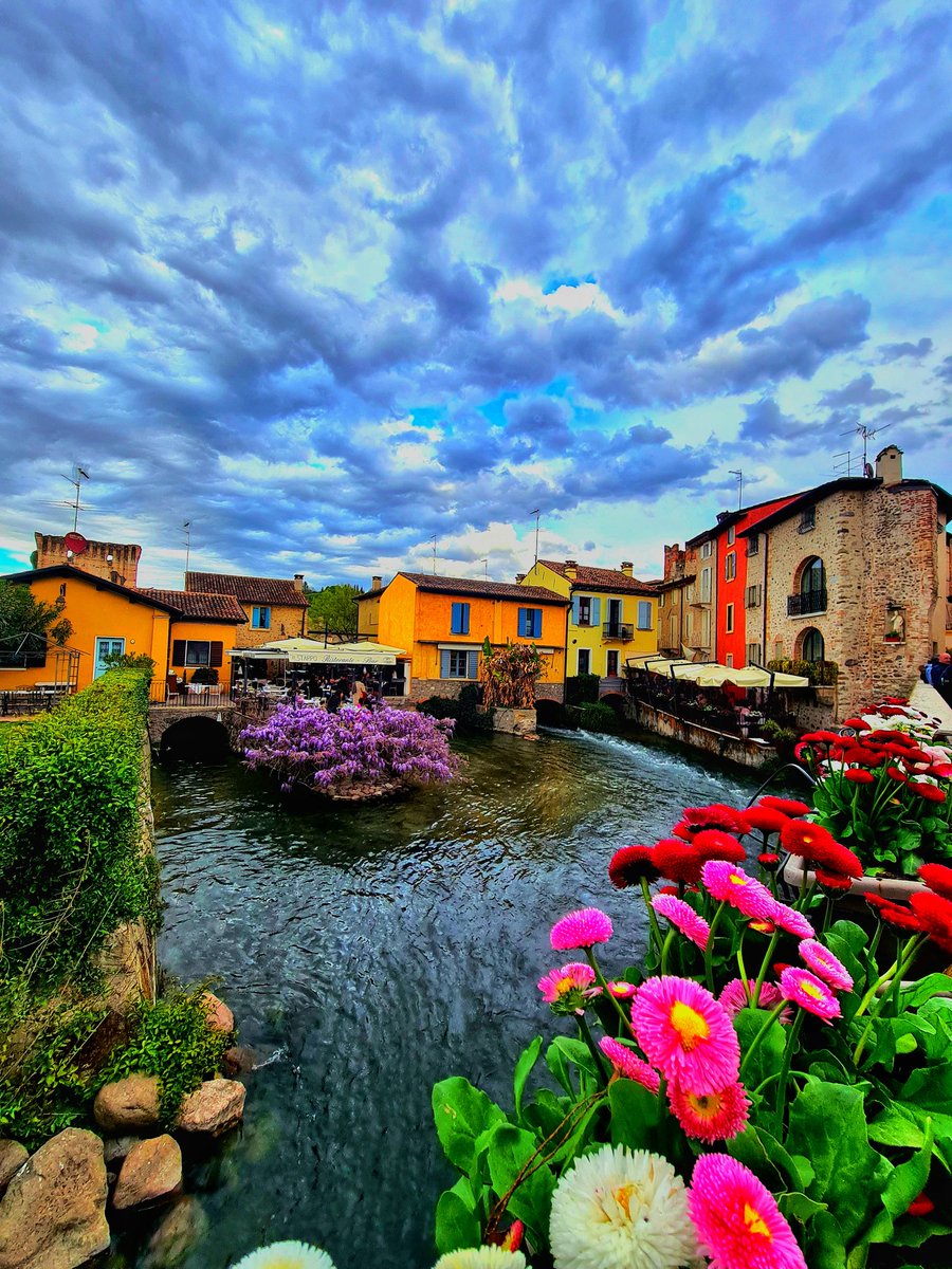 Borghetto 😍 Most beautiful village in Italy 😍
#borghetto #Italy #travelblogger #lovelyterra #lovelyterratravels #iborghipiùbelliditalia