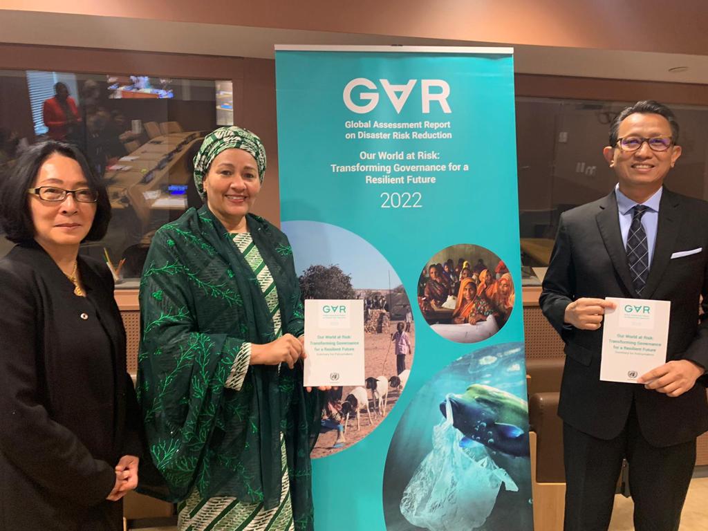 Delighted that @AminaJMohammed and @mohammadkoba were with me this morning to launch the #GAR2022. @UNDRR recommends

1. Measure what we value
2. Understand risk decision making
3. Reconfigure governance+financial systems

to #StopTheSpiral of disaster devastation.