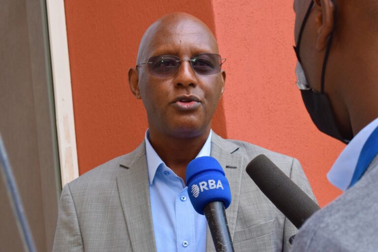 EnviroRwanda's tweet photo. Ikigo cy’igihugu gishinzwe ubuhinzi n’ubworozi @RwandaAgriBoard cyamuritse igice cya mbere cy’ibikorwa by’ubushakatsi ku #butaka, binyuze mu mushinga #RWASIS ugamije kuzamura umusaruro w’#ubuhinzi hifashishijwe amakuru ya nyayo y’#ubutaka.
Press➡️https://t.co/ljdEYkuhq1
#REJ https://t.co/5KSeHfavKb