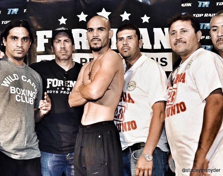 #9yearsago today in Austin, TX.....

Ray Beltran hits the scales for his main event faceoff vs  Alejandro Rodriguez. 

Beltran defeated Rodriguez via UD 99-91 x2, 97-93.