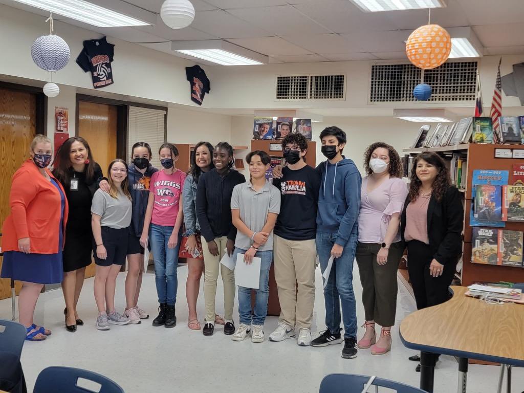EPISD_DualLang's tweet photo. This amazing group of dual language @WiggsWolverines served both as tour guides &amp; student voices today during the 3rd TxEDLIF visit.  They expertly &amp; honestly answered tough questions from our TEA visitors &amp; EPISD leadership representatives &amp; proved just why #duallanguagerocks https://t.co/mVd9lB5yn2