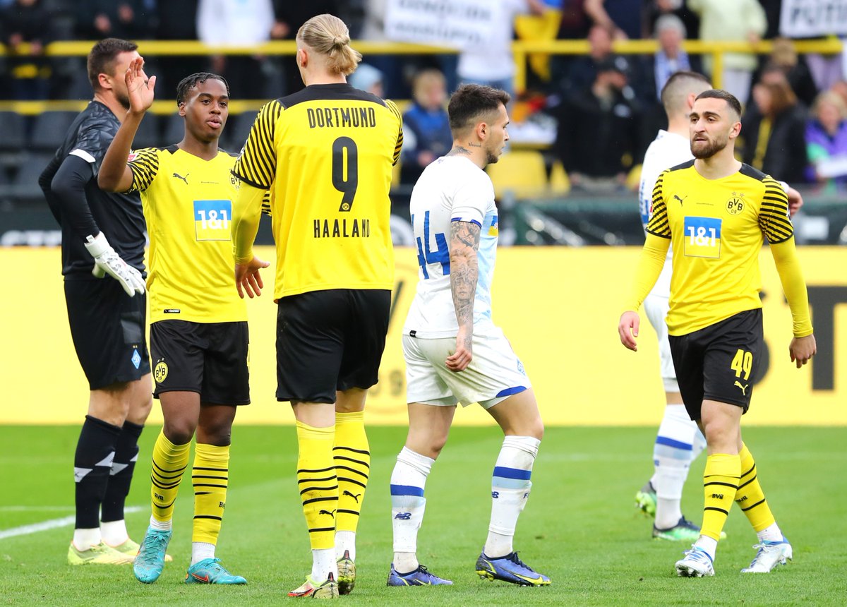 schwatzgelbde's tweet photo. Mit 2:3 verliert der #BVB das #StandWithUkraine️ Benefizspiel gegen Dynamo #Kiew. Eine Niederlage die man in Anbetracht einer Spendesumme in Höhe von 400.000 € wohl locker verschmerzen kann. 😉 Hier sind unsere 📸 zu #BVBKiew. #StopWar https://t.co/UQtd85yX86