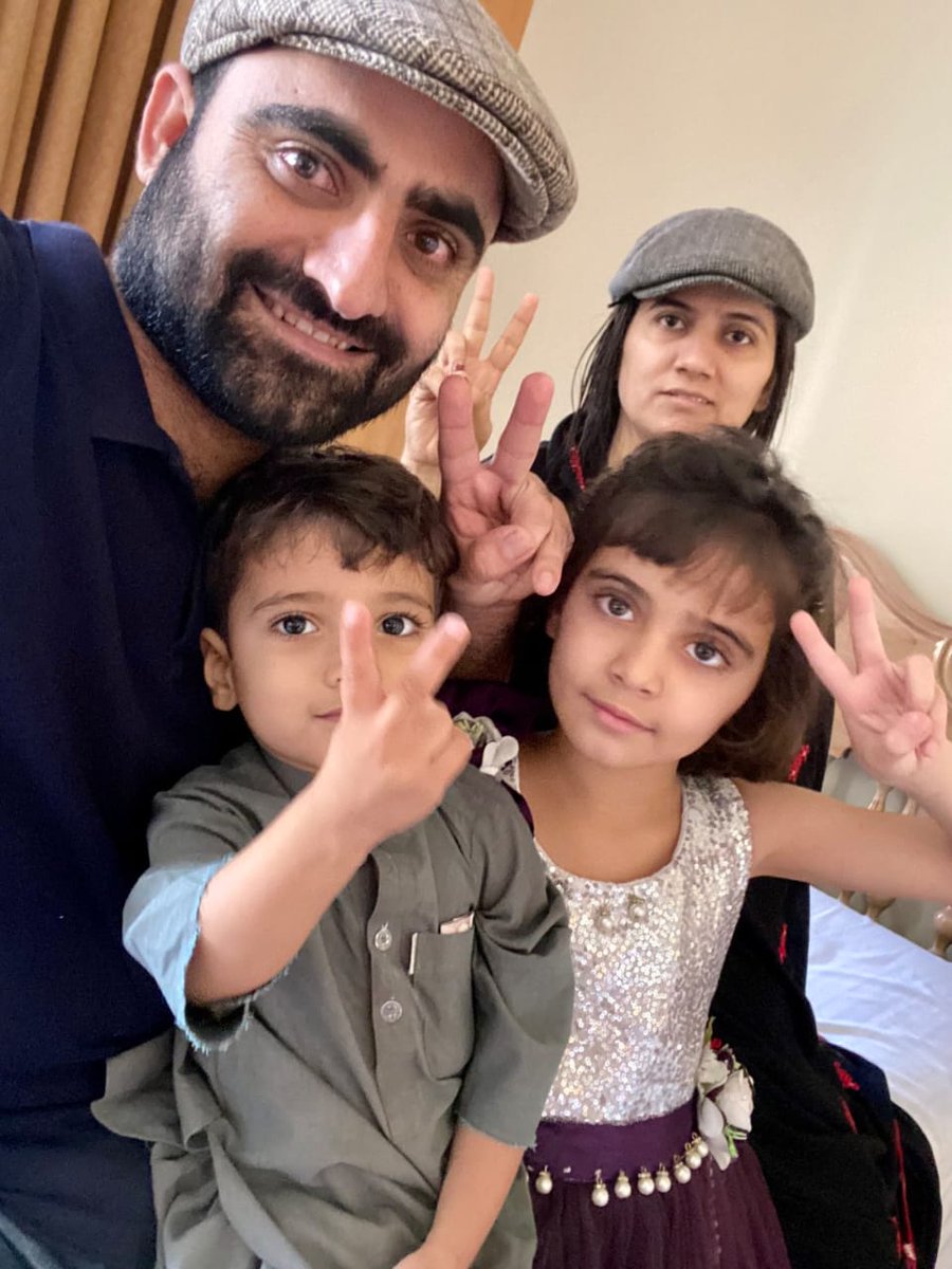 farazjourno's tweet photo. Happy family!!
KU suicide attacker Shari Baloch with her husband, Habitan, daughter, Mahrosh and a son Meer Hassan.
Habitan posted family photo on social media hours after the attack, fully supporting her.
#karachiuniversity #karachiuniversityattack #chineseattack #3chinese https://t.co/Mf2NNcRtAF
