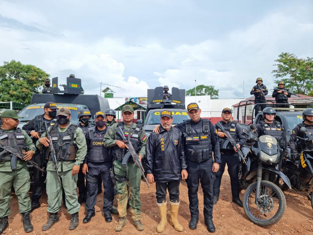 dhernandezlarez's tweet photo. En operaciones de incursión en el sector Río Chiquito, Municipio Miranda del estado Zulia, FANB logró el rescate del ciudadano Ualid Saulieman Maase El Maaz, C.I. V-10.675.714 quién se encontraba cautivo por grupos irregulares desde el día 25 de marzo del año en curso. https://t.co/elZg8rnfaJ