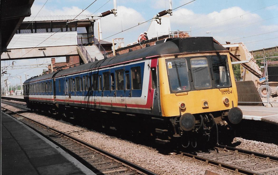 SalopianLyne's tweet photo. Bletchley Station 29th April 1999
Reduced to 2 cars, British Rail Pressed Steel Class 117 DMU set 117704 DMBS 51341 + DMS 51381 in Network South East livery working the services to Bedford.
#BritishRail #Bedford #Bletchley #DMU #trainspotting #NetworkSouthEast #Class117 π€ https://t.co/OwhQ6AQ9Mg