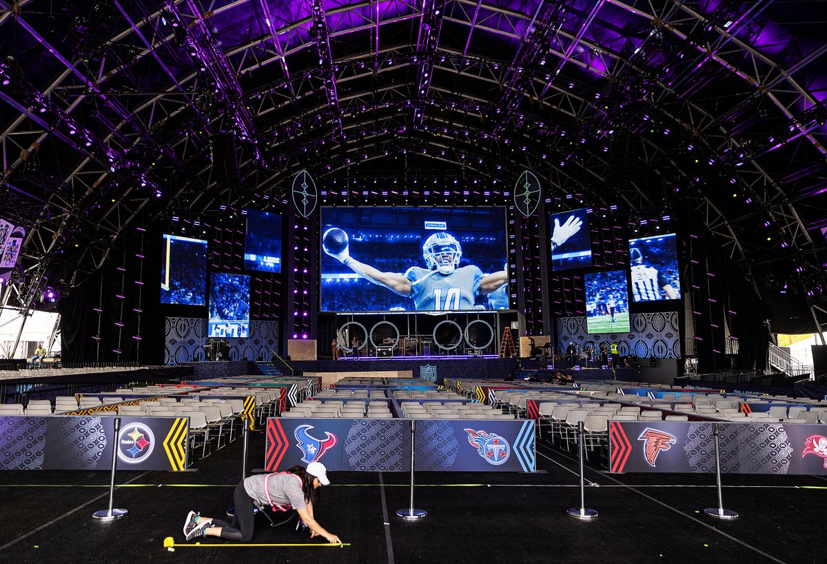 BenjaminHphoto's tweet photo. The final touches are put on the #NFLDraft Stage in Las Vegas. The draft is expected to bring in over 900,000 people, making it the #1 largest single event in city history. @reviewjournal #NFLDraft2022 https://t.co/Nh2p4I7qY9