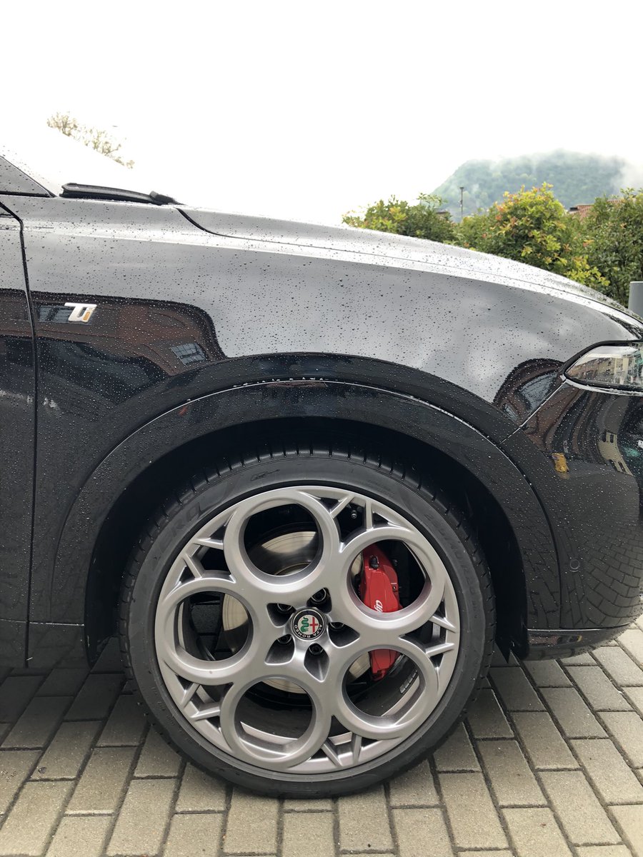 jgarnacho's tweet photo. El nuevo @AlfaRomeo_es #Tonale ya no tiene secretos 🤔. Lo hemos conducido por las orillas del lago Como en Italia, pero hasta el día 9 de mayo ni una palabra de cómo va este SUV llamado a hacer resurgir a la casa del biscione 👏. Ambición no le falta 🔝 https://t.co/cH22IAgWAu