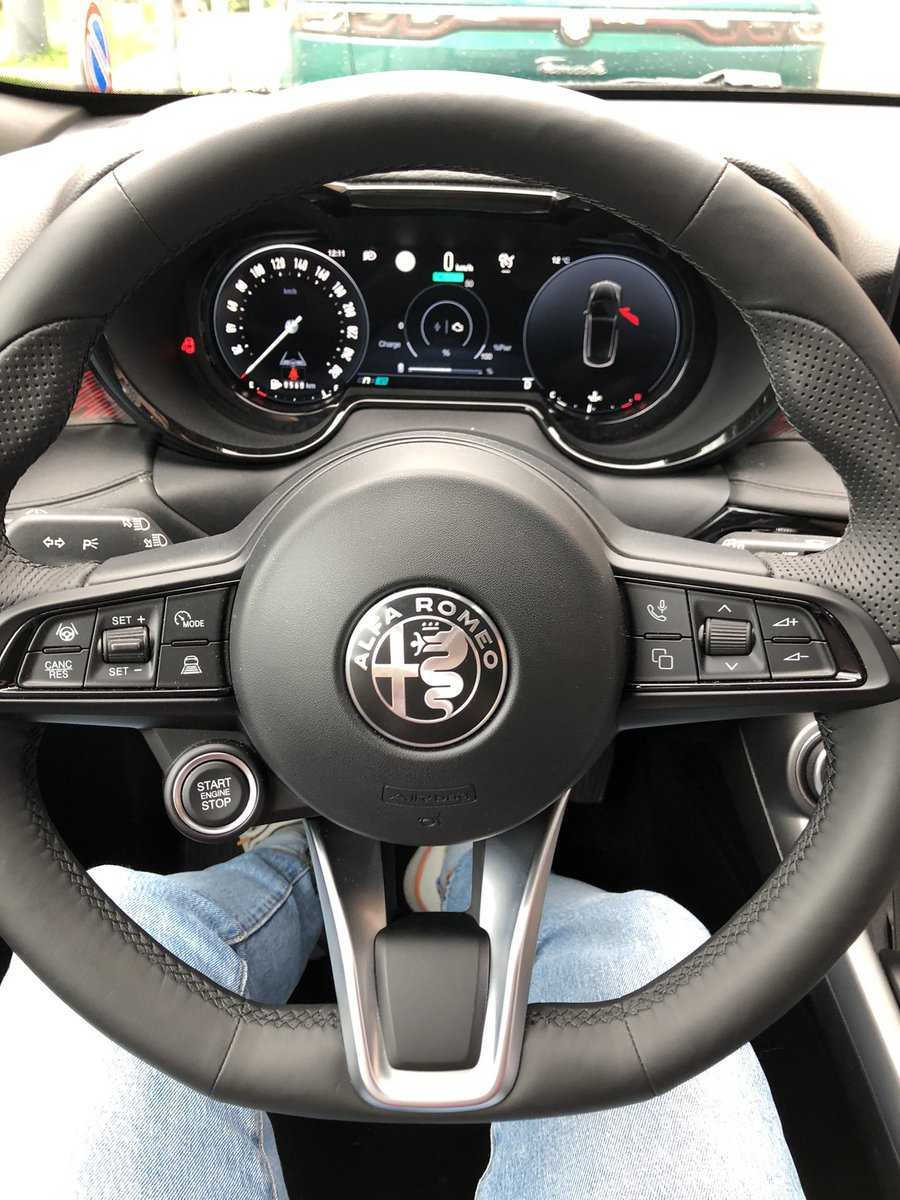 jgarnacho's tweet photo. El nuevo @AlfaRomeo_es #Tonale ya no tiene secretos 🤔. Lo hemos conducido por las orillas del lago Como en Italia, pero hasta el día 9 de mayo ni una palabra de cómo va este SUV llamado a hacer resurgir a la casa del biscione 👏. Ambición no le falta 🔝 https://t.co/cH22IAgWAu