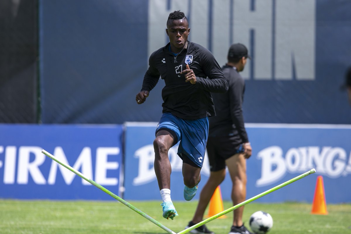 Club_Queretaro's tweet photo. A darlo todo en cada entrenamiento. 

Se viene la última fecha y vamos por los tres puntos. 🇪🇪 

#UnidosSomosMásFuertes https://t.co/U9IloVLiFF