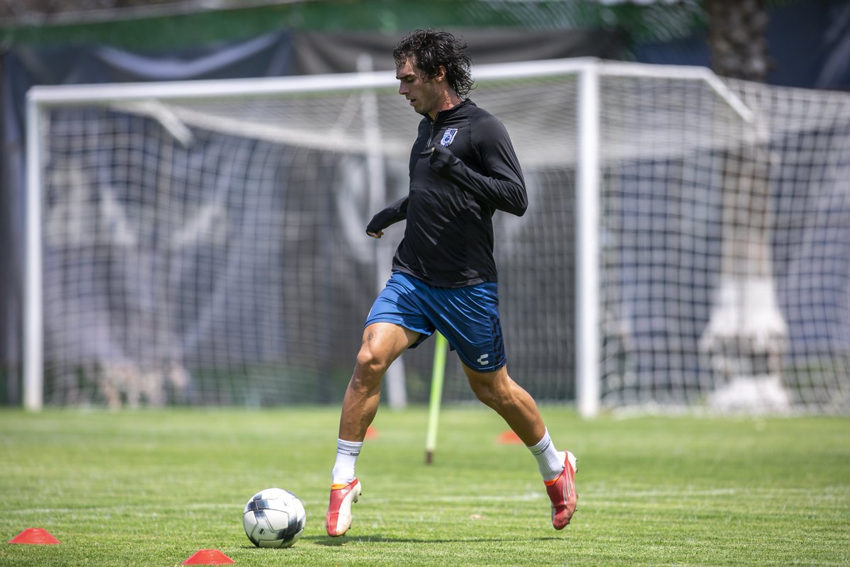 Club_Queretaro's tweet photo. A darlo todo en cada entrenamiento. 

Se viene la última fecha y vamos por los tres puntos. 🇪🇪 

#UnidosSomosMásFuertes https://t.co/U9IloVLiFF