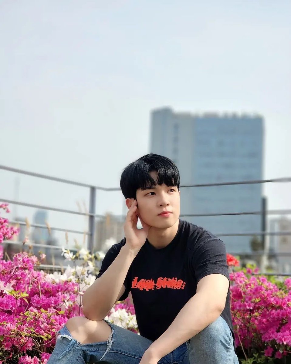 NFlyingItalia's tweet photo. [26.04.2022] {IG POST HWESEUNG}Ciao Haejin-ah?
.
.
.
#엔플라잉 #YooHweseung #daquantotempo #Capellineri #Radicidicipollotto #Ese #Fosseroforo #Del2017 #? #si #Nonlosono https://t.co/ncZvhiqWon