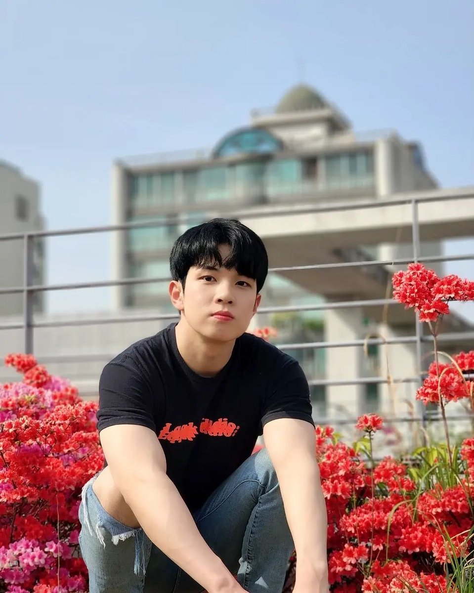 NFlyingItalia's tweet photo. [26.04.2022] {IG POST HWESEUNG}Ciao Haejin-ah?
.
.
.
#엔플라잉 #YooHweseung #daquantotempo #Capellineri #Radicidicipollotto #Ese #Fosseroforo #Del2017 #? #si #Nonlosono https://t.co/ncZvhiqWon