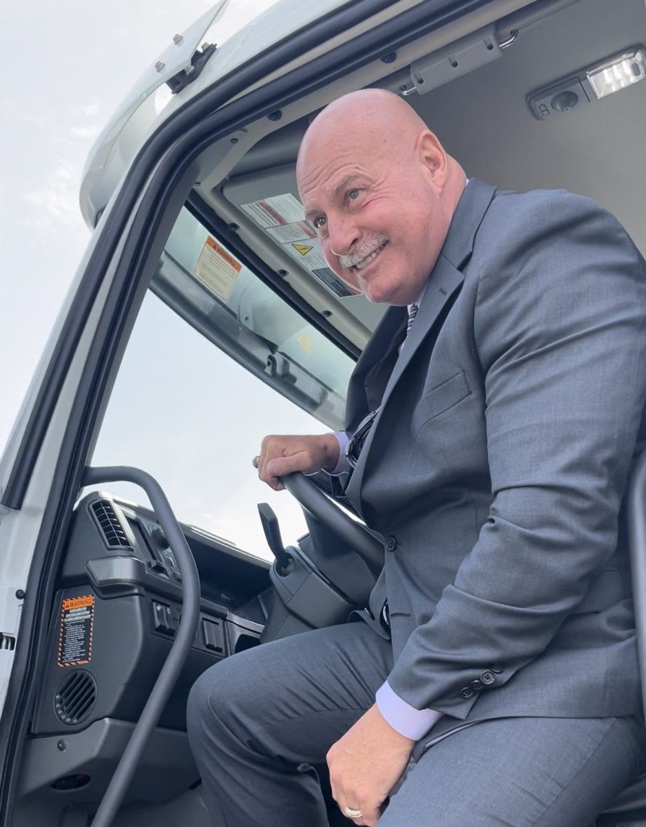 MayorJerryDyer's tweet photo. Amazing job to @ProducersDairy for unveiling the first commercial, battery- electric trucks in the Central Valley. 👏🏼🔌 https://t.co/gD6VYHXHcK