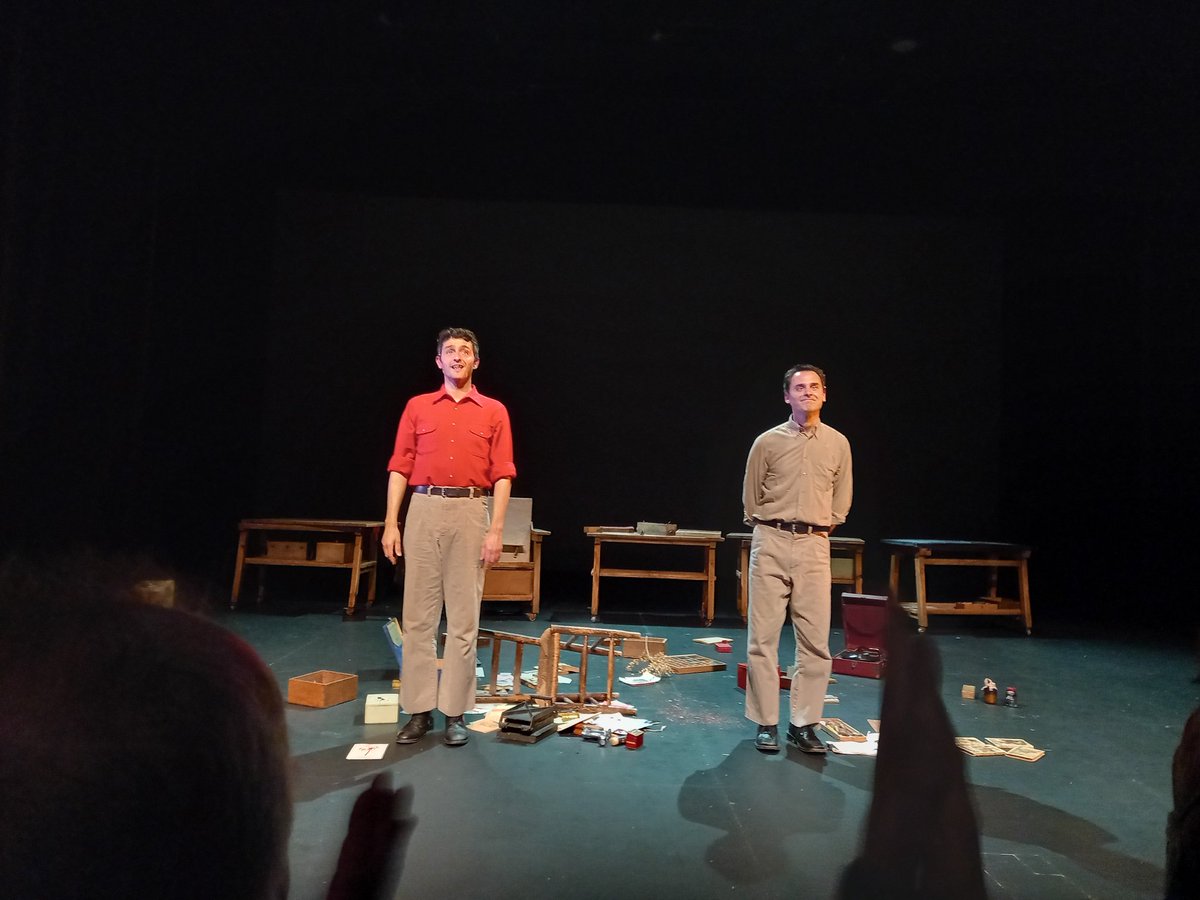 YoMarioTorre's tweet photo. El mar: Visió d’uns nens que no l’han vist mai, de Xavier Bobés y @alberconejero, una delicada y emocionante obra de teatro documental y de objetos acerca de unos niños de un pueblecito de Burgos y su maestro, Antoni Benoiges, asesinado al comienzo de la guerra civil. #posmemoria https://t.co/umpUHSu6Qw