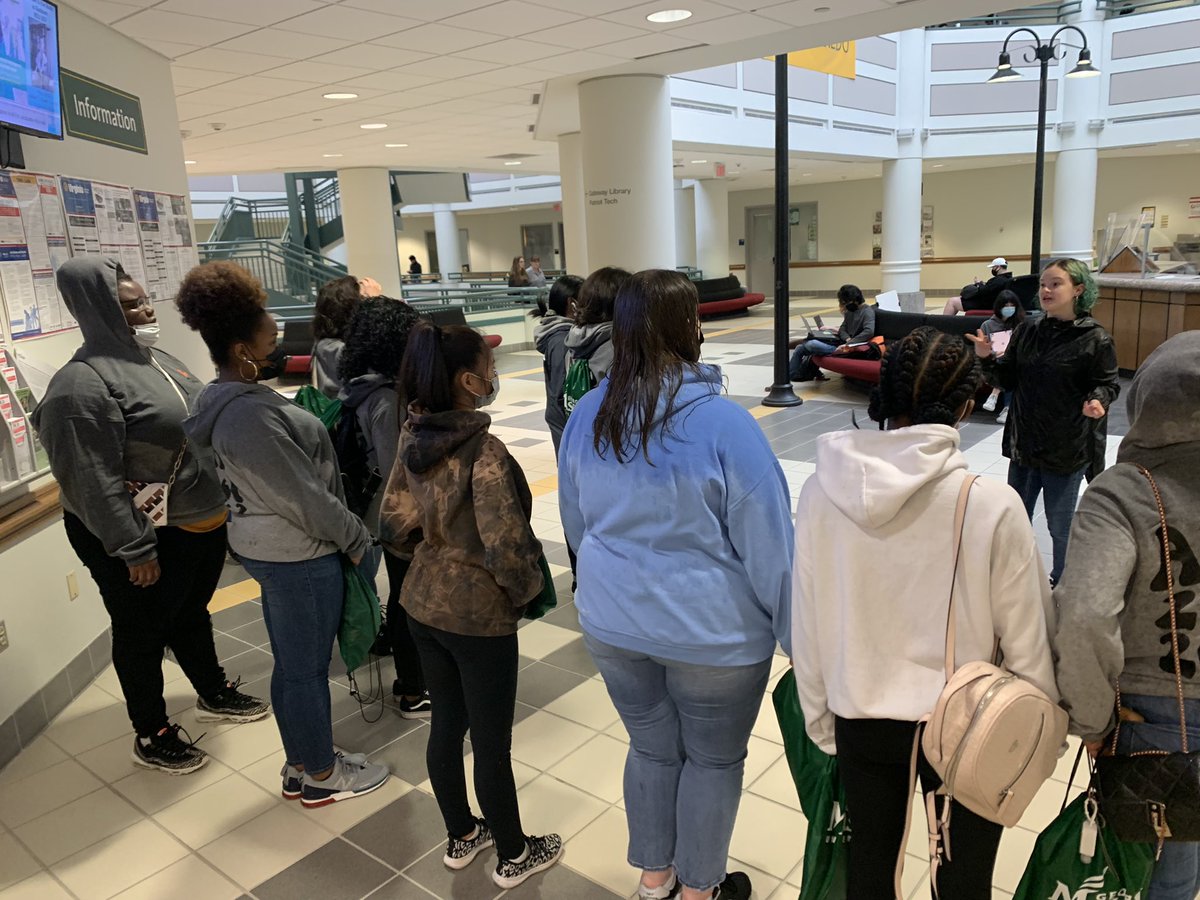 BlackKnightAVID's tweet photo. A little rain couldn’t stop the AVID 11 students from their college writing workshop at @GeorgeMasonU !! https://t.co/6lsCUuXrHK