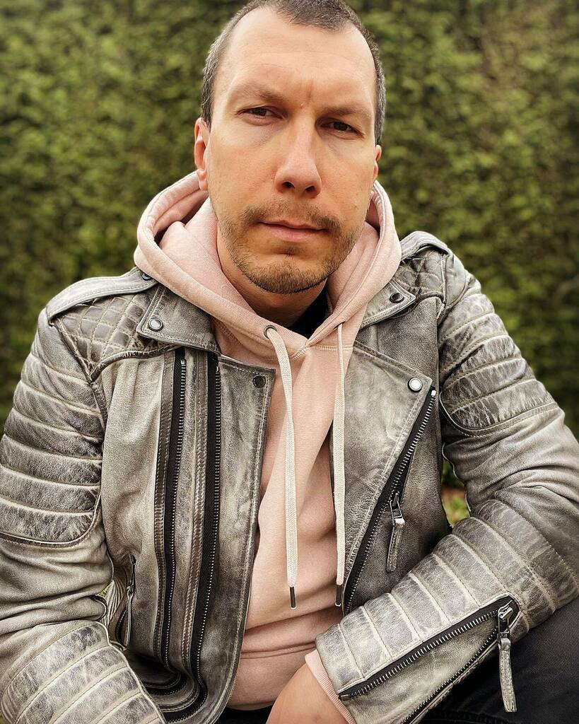 mattools's tweet photo. Decided to offer myself a different style of leather jacket for the spring.
That @bodaskins Kay Michael in Smoke Grey look really amazing for the spring season 😍
#bodaskins #kaymichaels #smokegrey #leatherjacket #gay #gayleather #gaymen #gayman #pink… https://t.co/oWMLQBdnkL https://t.co/Dtb7CunNKE