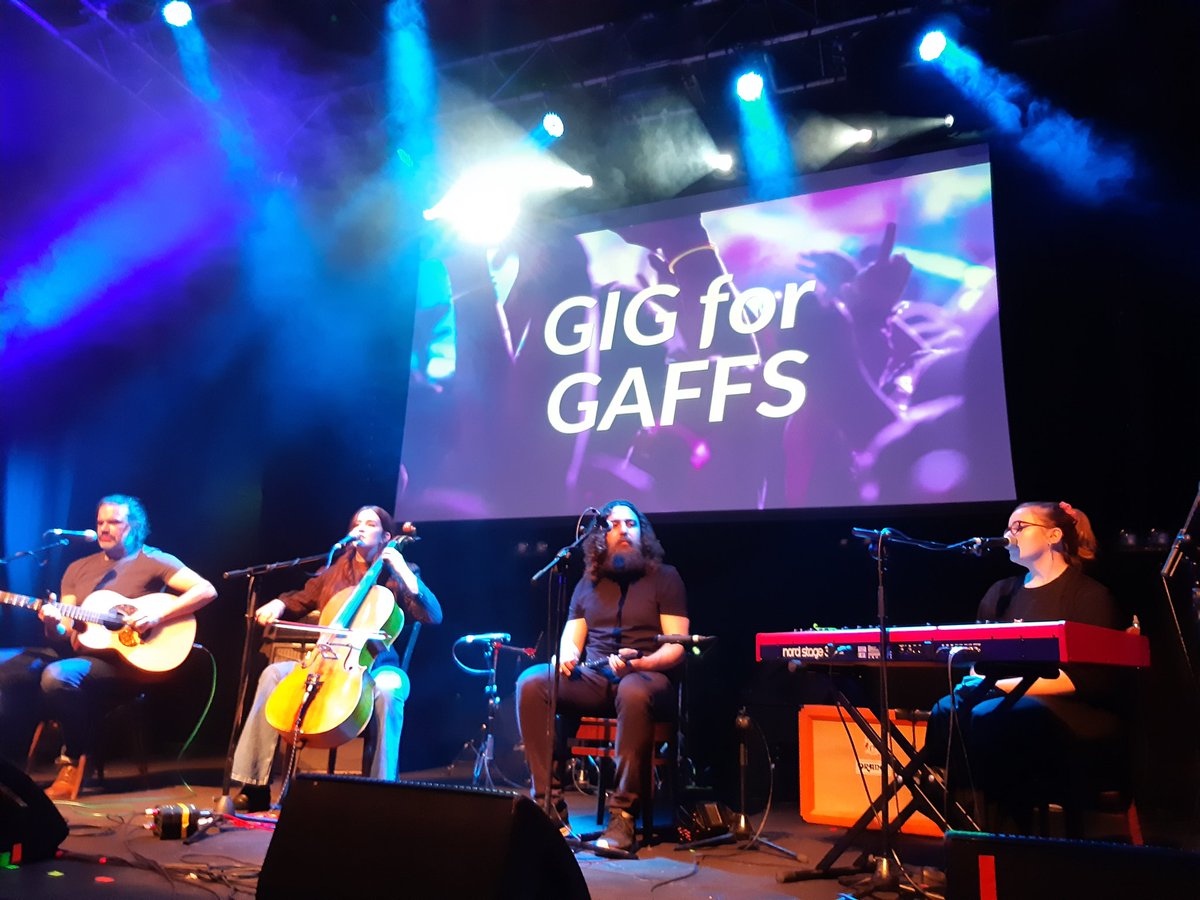 No words to describe how incredibly beautiful and poignant the words and sentiments sung by these incredible heads are. All our lives, conditions, hearts and minds matter. @Ceannabhain @Laoise_ @kaitiepetes @saltaire_ @iankinsella3 Singing us out at #GigforGaffs