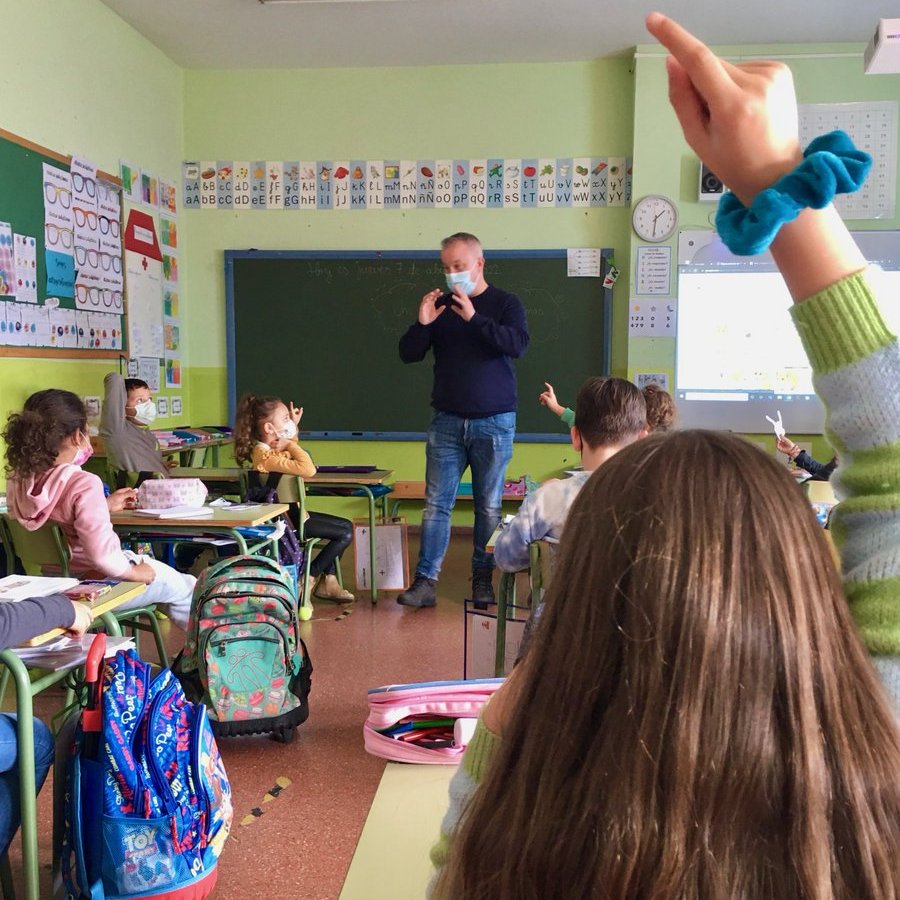 cplatoba's tweet photo. Recibimos la visita de Mr Bauld, 𝘵𝘦𝘢𝘤𝘩𝘦𝘳 👨‍🏫 en @AirdrieModLang 🏫. 
El profesor acercó a nuestro alumnado a la vida escolar y cultural de su país de origen, Escocia 🏴󠁧󠁢󠁳󠁣󠁴󠁿. 
¡Fueron unas sesiones muy enriquecedoras 🤩! 
Thank you, John! 👍 https://t.co/WpNSfQxj5T