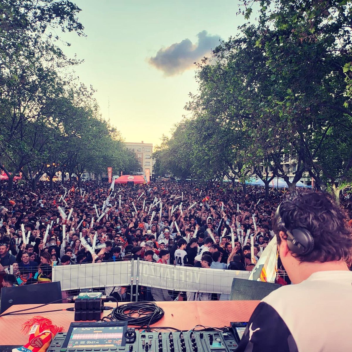 LarryDeejay's tweet photo. Vosotros hicisteis posible que disfrutara y me divirtiera como hacía tiempo no lo hacía, mil gracias de corazón!!! ♥️ ♥️ ♥️ #vcf #mestallafanzone #mestalla #AmuntValencia #FoturCv #FOTUR #Prodjcv #proDJ #adnvcf https://t.co/Nq0lDSWKz3