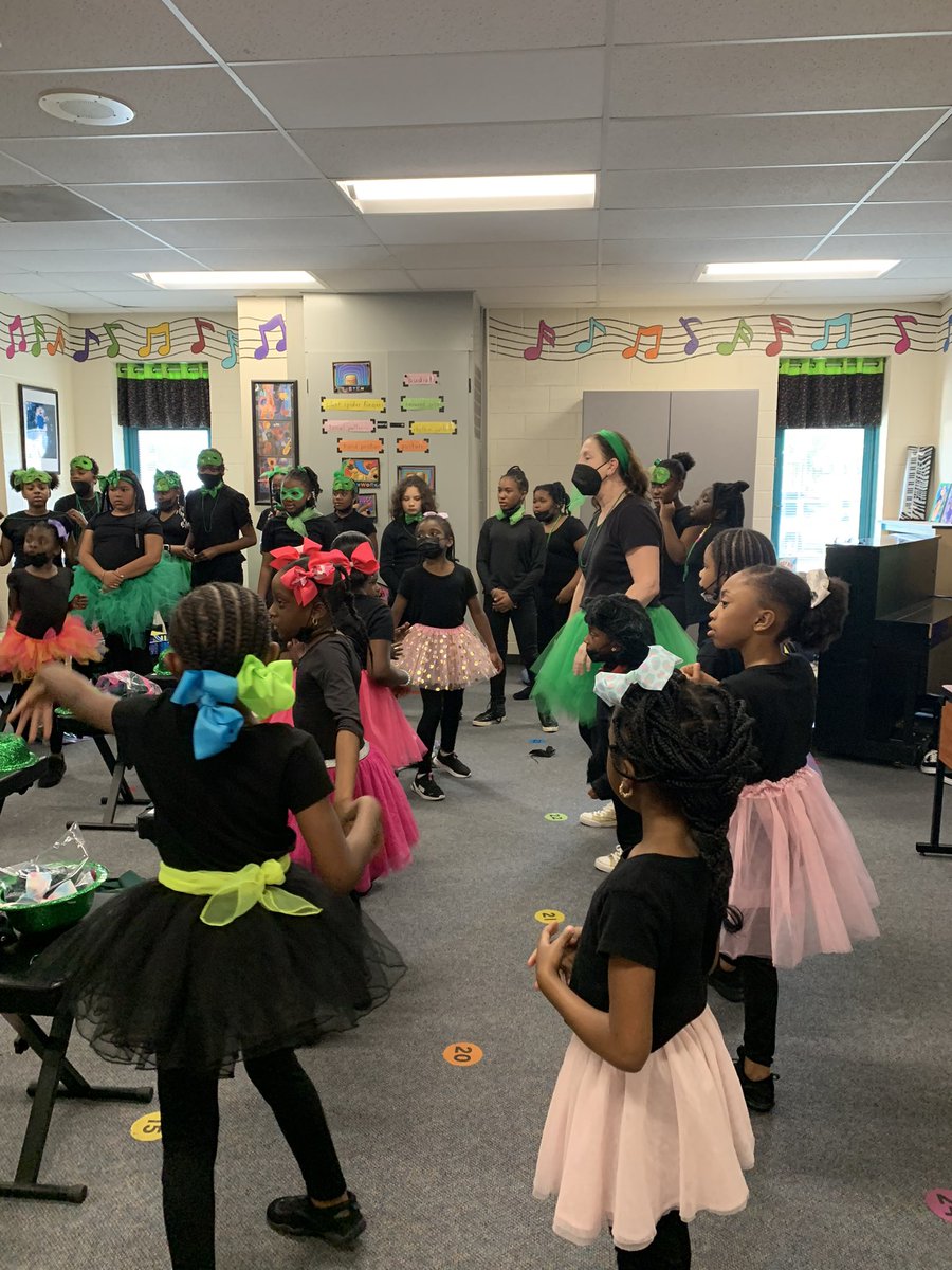 Mrs_Renfroe's tweet photo. Opening night #TheWizJr #TheWiz @Killian_STEAM @PaigeMaloneKES @gore_mgore @franklinscsu @jamesann_sheley @pammytweetie @MissQ2ndGrade @BonnivilleSally @DelmarshiNelums @nuvision63 @harleecd @iva_ivjackson @nferguson71209 https://t.co/ctqu5thSok