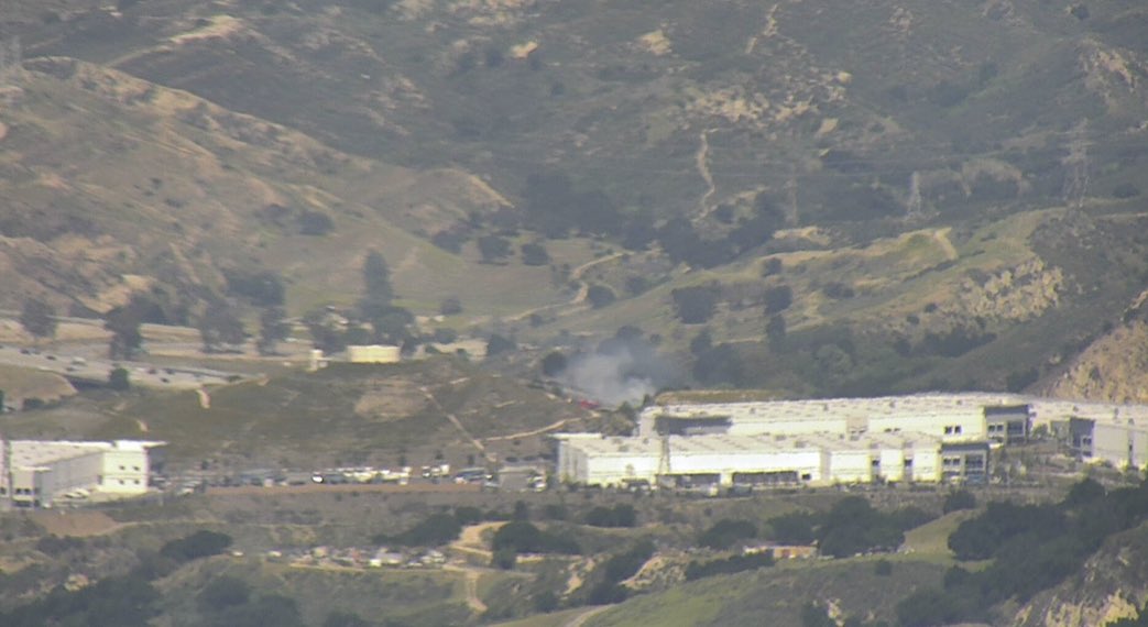 BranomJaeden's tweet photo. #NewhallFire | Small incident that is ≈1/2 Acre, Light smoke showing with RH 18%, Dew P. of 30°F and winds 15mph from the South at 80°F. Copter 14 going to stay over the incident. Forward ROS Stopped (2:53 PM), cancelling fixed-wings with Dozers cancelled, some resources staying https://t.co/WE5mHyFcRj