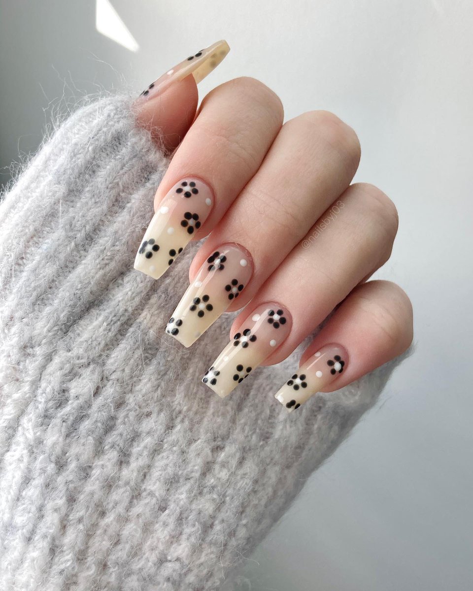 redcarpetmani's tweet image. Once and Floral, we've made up our mind that we completely adore this mani! 🌼 This cute springtime nail art was done by @nailsbyj03 ✨ #RedCarpetManicure #RCMBabes #DaisyNails #FloralNails #NailArt #NailInspo #BlackAndWhite