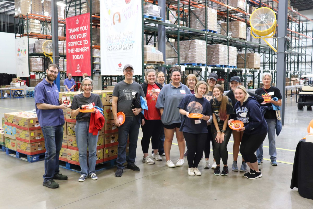 ozksfoodharvest's tweet photo. Today was another busy day at The Food Bank! Volunteers sorted nearly 20,000 pounds of produce, bakery items and frozen foods. Cindy also reached her 1,000 hours of volunteer time this afternoon 🍎 Thank you to everyone who helps us fight hunger today and every day! https://t.co/Ao9OPH5JLW