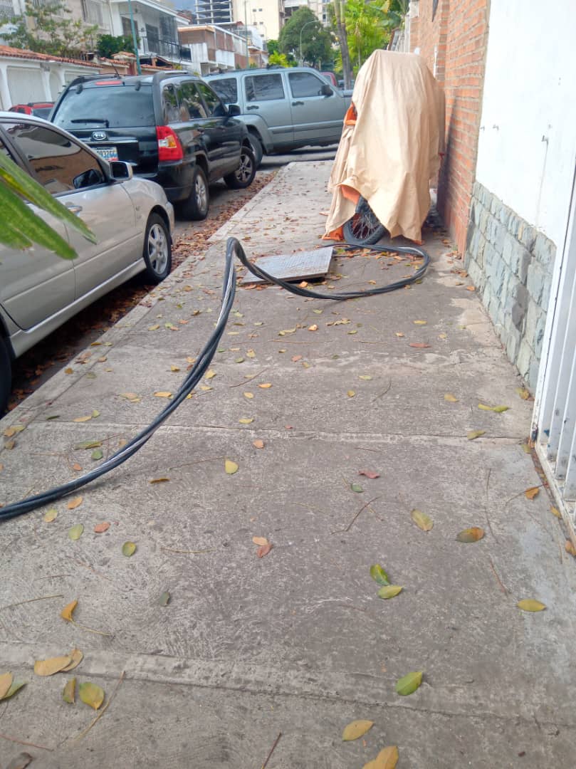 asobarcelonacen's tweet photo. Este cable de alta tensión expuesto e  plena vía pública representa un grave peligro para vecinos y peatones de la zona, Av Barcelona de la California Norte https://t.co/fKdZQOGRC6