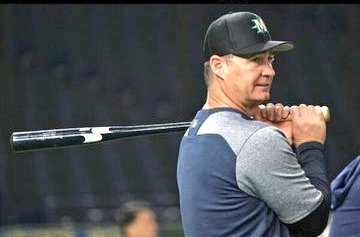ChrisOnSports's tweet photo. ⚾️ #Mariners BREAKING — Covid News

He's baaaaack. Seattle's Soctt Servais resumes his managerial duties tonight in Tampa. He had been sidelined under MLB covid protocols. 

Fill-in manager Kristopher Negron returns to first-base coach.

#Servais l #Negron l #COVID19 https://t.co/zmxhZkg94l