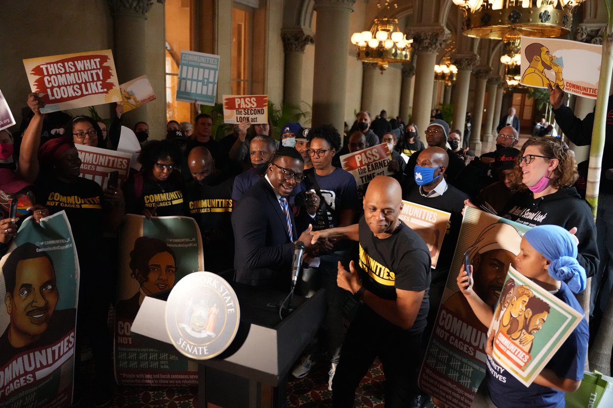 Communities_NY's tweet photo. Today, hundreds of #CommunitiesNotCages leaders came to Albany to demand that our lawmakers eliminate mandatory minimums, end extreme sentencing and bring our loved ones home!

Learn more at https://t.co/rkDXRRXY2d. https://t.co/ZLmvjStzQb
