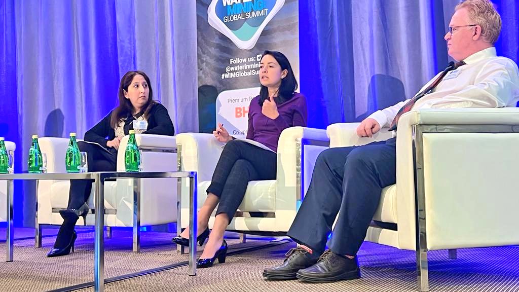 TatianaLAguilar's tweet photo. Esta semana dialogando sobre agua 💧 y minería en el #WIMGlobalSummit @waterinmining.
En panel con Ministerio de Energía y Minas del Perú @MinemPeru y Asociación Minera de Canadá @theminingstory hablamos sobre retos y avances en regulación y reporte del uso de agua en minería ⛏️ https://t.co/jlmFLoRd0V
