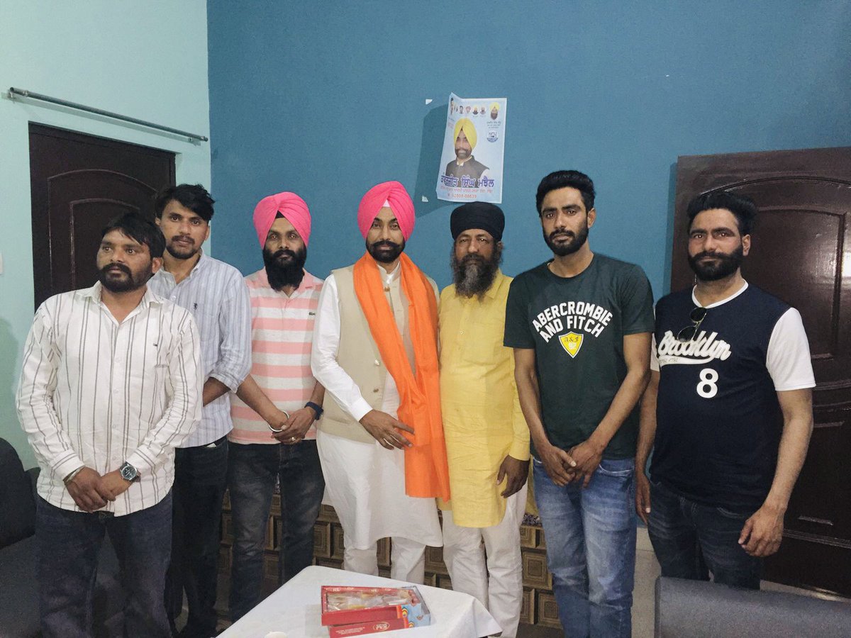 Kanwarjitcheema's tweet photo. ਪੰਜਾਬ ਦੇ ਜੋਆਇੰਟ ਸੈਕਟਰੀ ਕੰਵਰਜੀਤ ਸਿੰਘ ਮਝੈਲ ਨੂੰ ਝਬਾਲ ਤੋਂ ਮੇਰੇ ਵੀਰ ਬਲਵਿੰਦਰ ਸਿੰਘ, ਹਰਜੀਤ ਸਿੰਘ ਜਗਤਪੁਰਾ, ਆਪਣੀ ਟੀਮ ਨਾਲ ਕੰਵਰਜੀਤ ਮਝੈਲ ਦੇ ਗ੍ਰਹਿ ਪਹੁੰਚੇ ਤੇ ਸਿਰੋਪਾਓ ਦੇ ਕੇ ਨਵਾਜਿਆ,
#kanwarjitsinghmajhail #statejointsecretary #statejointsecretaryaap #AamAadmiParty #Aamaadmipartypunjab https://t.co/snNJ6Lp2Ir