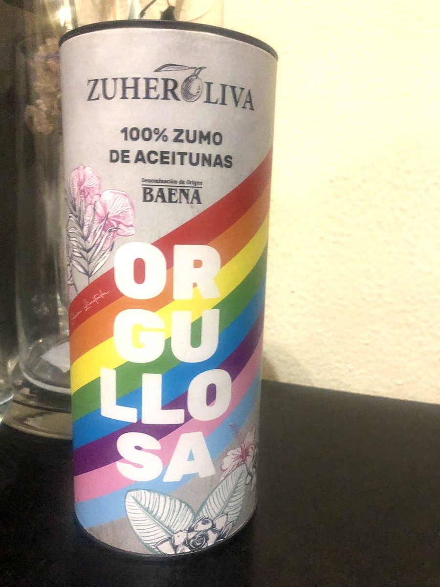 Hoy, en la presentación Zuheroliva Orgullosa, una marca de aceite de oliva extra y la primera registrada en apoyo al colectivo LGTBIQ+ que este año han dedicado al colectivo trans, muchas gracias a su gerente Juan Manuel Poyato 🫒🏳️‍🌈