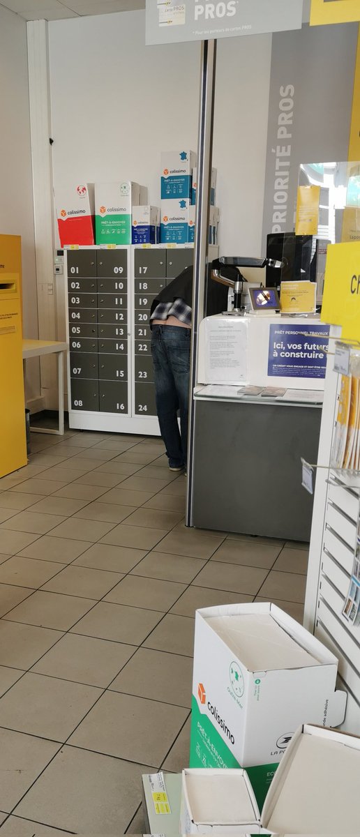 sam5733440's tweet photo. La poste aurait-elle des difficultés à recruter du personnel qui sait s'habiller décemment ?
Le sourire du plombier, très peu pour moi.
Décadence des services publics. Absence de respect pour le client... https://t.co/Vye2LRNE4m